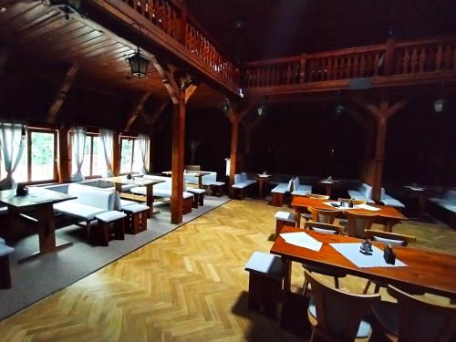 利布韦尔达矿泉村Obří Sud Libverda ***的用餐室配有木桌和椅子