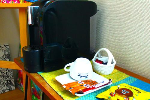 YlitornioWarm ART room at home.的配有咖啡壶和微波炉的柜台