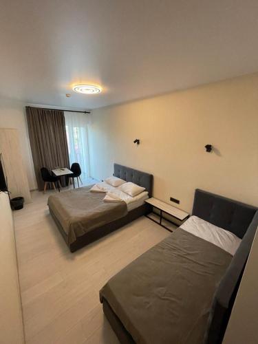 乌日霍罗德Forsage Hotel的酒店客房设有两张床和一张桌子。