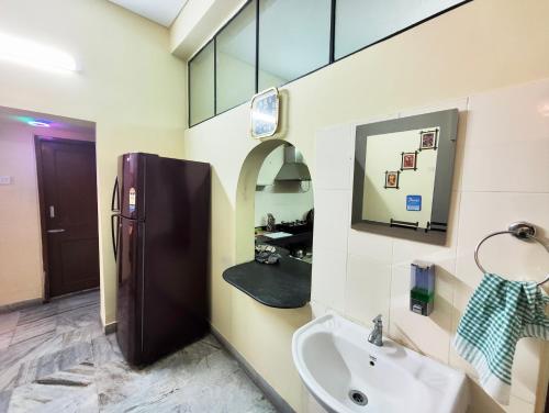 加尔各答Spacious 3BHK House opp South City Mall的一间带水槽和镜子的浴室