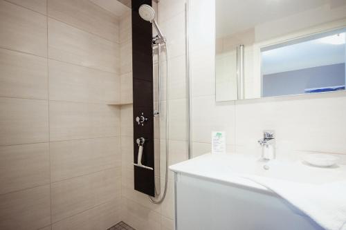 贝尔恩卡斯特尔-库斯拜仁酒店的带淋浴和盥洗盆的浴室