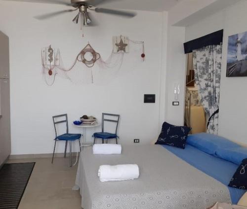 希拉Villa Bella Sera的一间卧室配有一张带两把椅子和一张桌子的床。