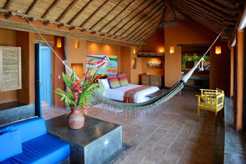 ParaguachiCala Margarita Hotel的度假村内带吊床的客房