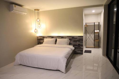 王南安科Million Stars Poolvilla的卧室配有白色的床和镜子