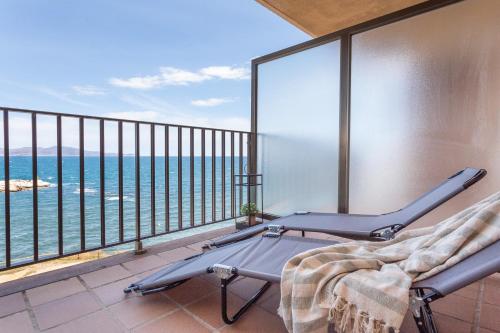 莱斯卡拉Apartamento El Capitan的阳台设有长凳,享有海景。