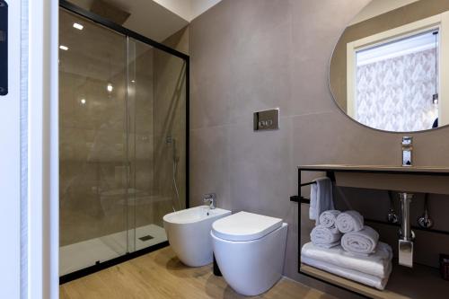 巴勒莫Le Gemme di Cavour Luxury Rooms的带淋浴、卫生间和盥洗盆的浴室