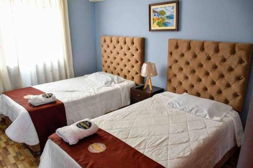 塔克纳CASA CAMPESTRE SANTERRA的酒店客房,配有两张带毛巾的床