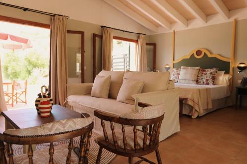 桑帕克Llucatx Menorca的客厅配有沙发和1张床