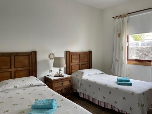 普拉亚布兰卡Villa Burgao的一间卧室设有两张床和窗户。