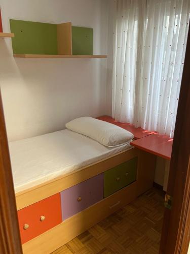 卡马乔Coqueto apto en Maliaño的小房间设有床和窗户