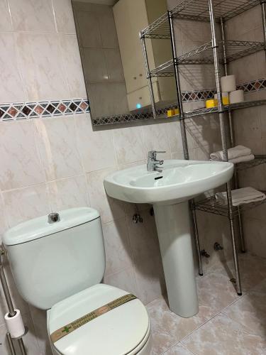 卡马乔Coqueto apto en Maliaño的浴室配有白色卫生间和盥洗盆。