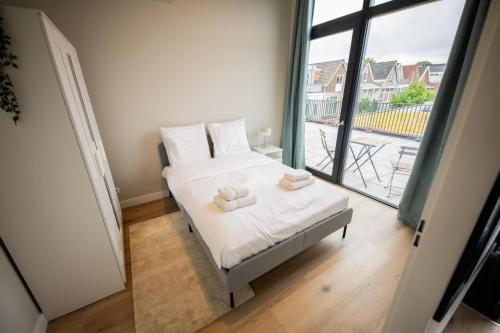 鹿特丹Ample 3 Bedroom Apartment的一间卧室配有一张床,上面有两条毛巾