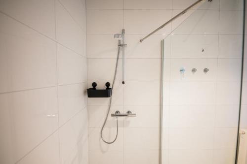 鹿特丹Ample 3 Bedroom Apartment的带淋浴的浴室和玻璃门