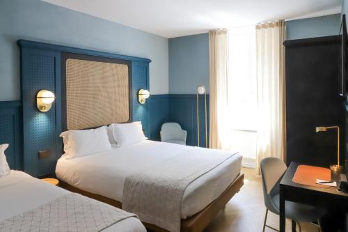 斯特拉斯堡HANNONG Hotel & Wine Bar的酒店客房配有两张床和一张书桌