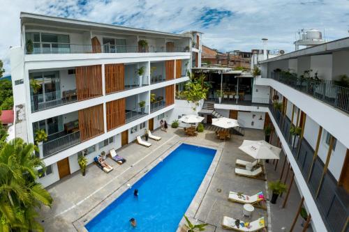 塔拉波托Tucan Suites Tarapoto - Hotel Asociado Casa Andina的享有酒店空中美景,设有游泳池