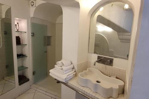 Marbnb Appartamenti Ponza Centro porto Casa Luisa的一间浴室