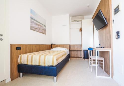 卡奥莱安杰洛酒店的一间卧室配有一张床、一台电视和一把椅子