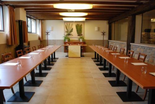 ArbizuOLATZEA LANDA HOTELA的大房间设有一排桌椅
