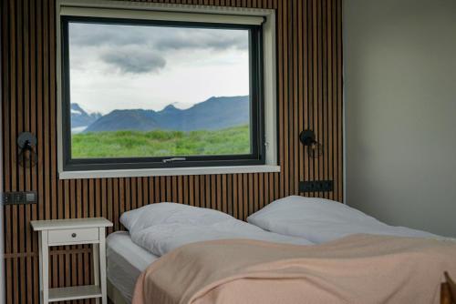 HólmurHH Gisting/Guesthouse的卧室设有山景窗户。