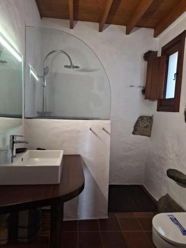 摩亚CASA RURAL CON PISCINA PRIVADA El ROBLE的一间带水槽和卫生间的浴室