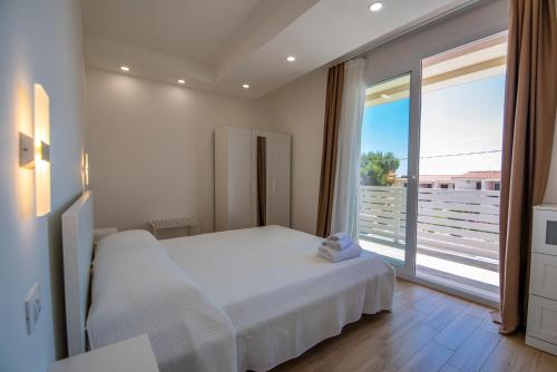 马尔扎梅米Charming House Sveleo - SiciliaVacanza的卧室设有白色的床和大窗户