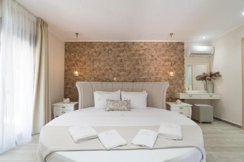 萨索斯LUXURY VILLAS ELENI STEFI的卧室配有一张带两个枕头的大白色床