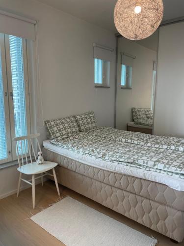 赫尔辛基Casa Onni的一间卧室配有一张大床和一把椅子