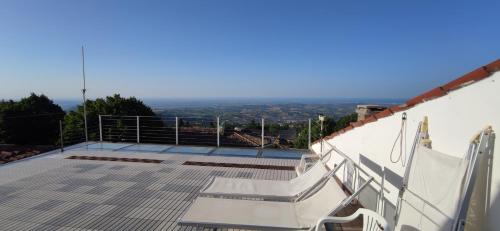 圣马力诺San Marino Skyline - Suite Olimpio的房屋顶部设有楼梯的阳台