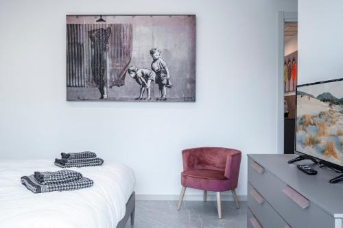 奥里斯塔诺Appartamento Guglielmo的一间卧室配有一张床、一台电视和一把椅子