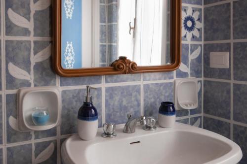 阿夸维瓦皮切纳La Casa del Gelsomino的浴室设有白色水槽和镜子