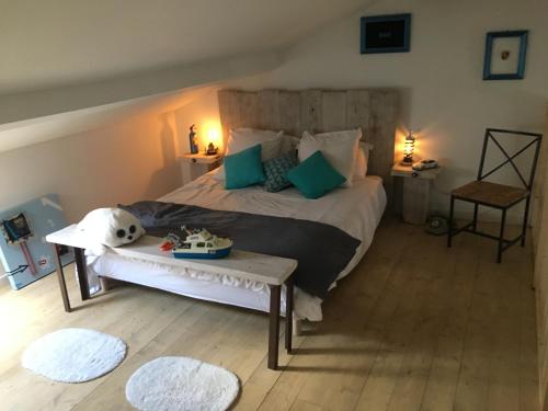 蒙塔尼亚克Chez iskay的一间卧室配有一张带绿色枕头的大床