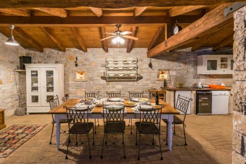 卡尼卡Villa Lipa的厨房以及带桌椅的用餐室。