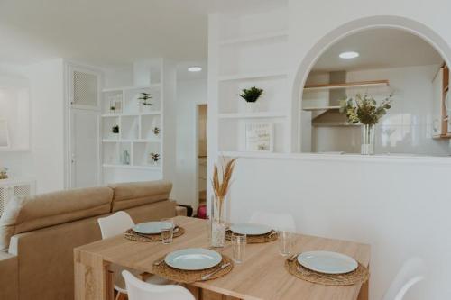 阿尔加罗沃Vimar Algarrobo Costa的一间带桌子和沙发的用餐室