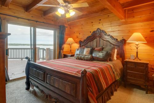 SpavinawLakefront Langley Retreat with Decks and Great Views!的小木屋内一间卧室,配有一张大床