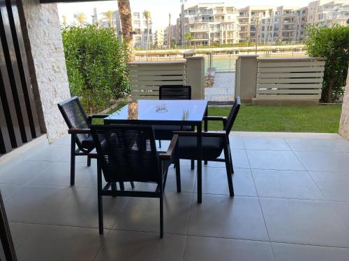阿莱曼Marassi Marina Residences的美景庭院内的桌椅