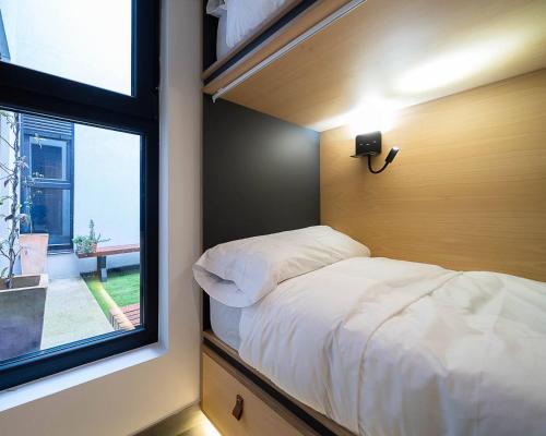 钱塔达Dpaso hostel的一间小卧室,配有床和窗户