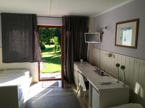 洛约什米热Ida panzió的一间卧室配有一张桌子和一个美景窗户。
