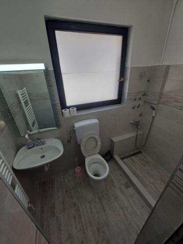 萨拉热窝Hostel Bobito的一间带卫生间、水槽和窗户的浴室