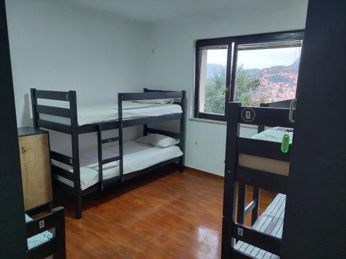 萨拉热窝Hostel Bobito的客房设有两张双层床和一扇窗户。