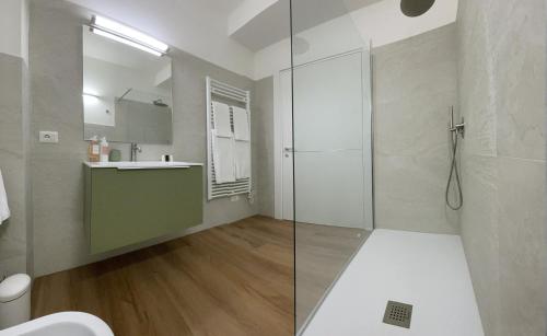 巴多利诺Ancora Suites的带淋浴、卫生间和盥洗盆的浴室