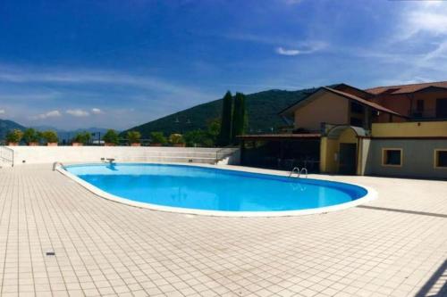 帕拉蒂科Copelia - Pool and Elegance的瓷砖庭院里的一个大型蓝色游泳池