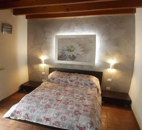 帕拉蒂科Copelia - Pool and Elegance的卧室配有一张挂着花卉图案的床。