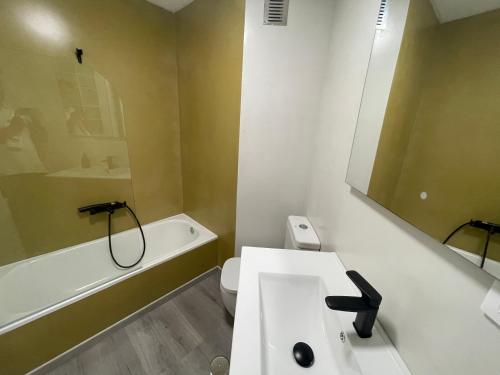奥伦塞LA Lujuria的一间带水槽、浴缸和卫生间的浴室