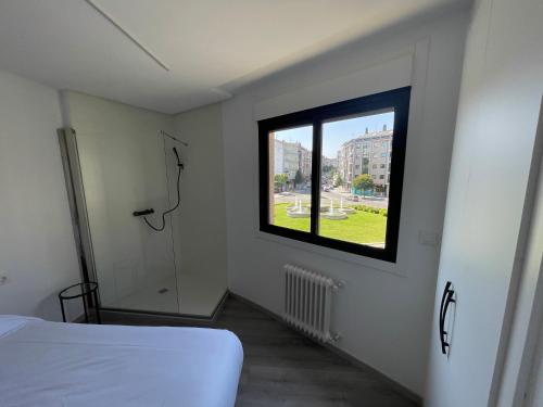 奥伦塞LA Lujuria的卧室设有窗户和一张床