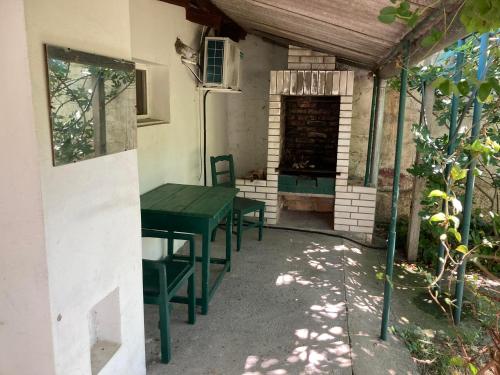贝拉茨尔克瓦Apartman K 99, Karadjordjeva 99, Bela Crkva的房屋内带绿色桌椅的天井