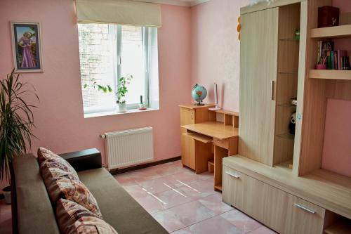 卡缅涅茨-波多利斯基Vacation home Lubov的客厅设有粉红色的墙壁和沙发