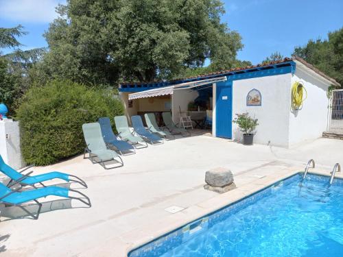 昂迪兹GITES de Plos Appart CHALET PISCINE SPA的一个带椅子的庭院和一个游泳池