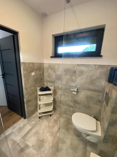 布伦纳DOMKI MADZIA的一间带卫生间的浴室和墙上的电视