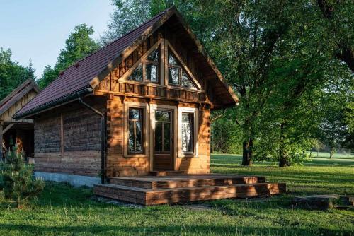Siedlisko Szaciłówka - Domek Lipowy的草木上的小木屋