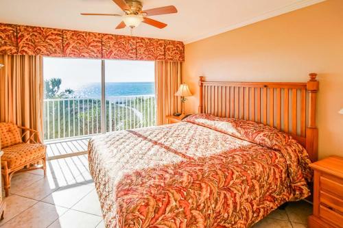 圣徒皮特海滩Sand Pebble Resort的一间卧室设有一张床和一个大窗户